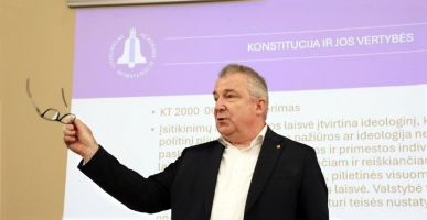 Gimnazistų dėmesys &ndash; Konstitucijos vertybėms: LMA prezidento akademiko Vytauto Nekro&scaron;iaus paskaita