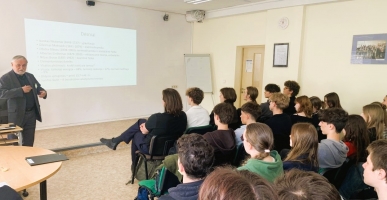 Akademiko Leono Valkūno paskaita &bdquo;Trumpai apie &scaron;iuolaikinės fizikos problemas&ldquo; Vilniaus Žirmūnų gimnazijoje