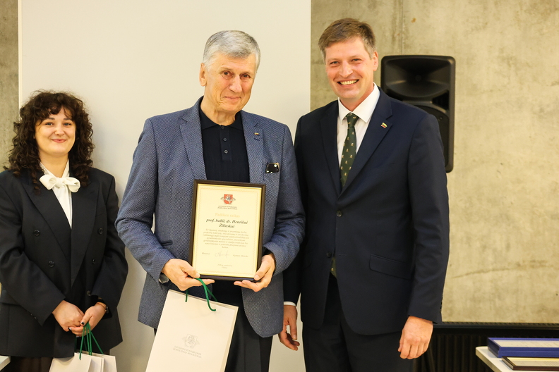 Akad. Henrikas Žilinskas ir Lietuvos Respublikos žemės ūkio ministras dr. Kęstutis Mažeika