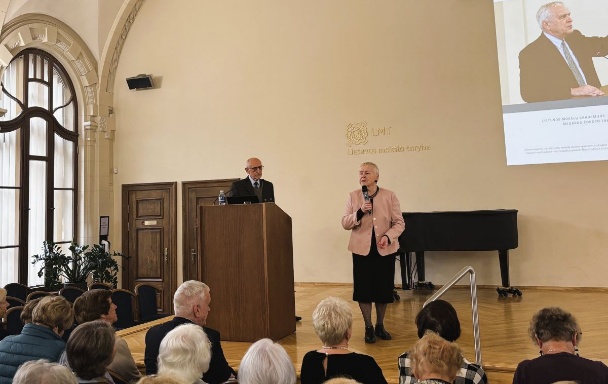 Renginio dalyvius sveikina MČTAU rektorė Zita Žebrauskienė