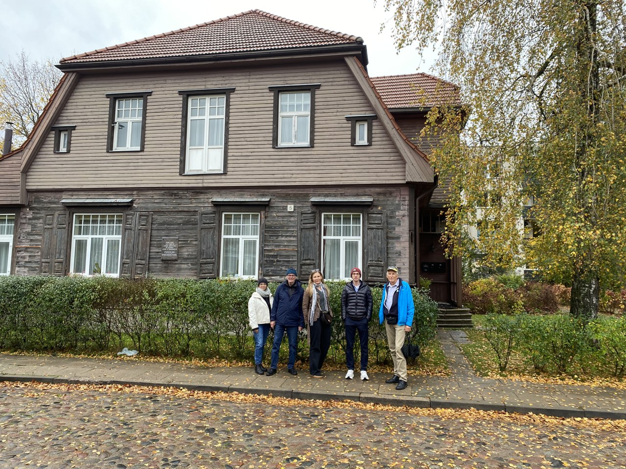 Svečiai prie V. Michnevičiaus statyto namo P. Skorinos gatvėje