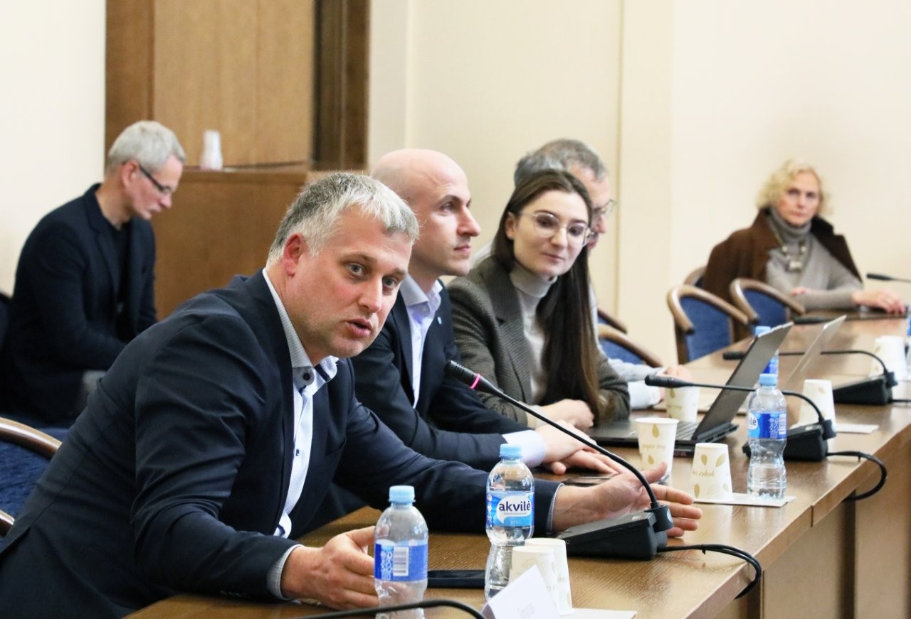 Klausimus užduoda LR Seimo narys Valius Ąžuolas