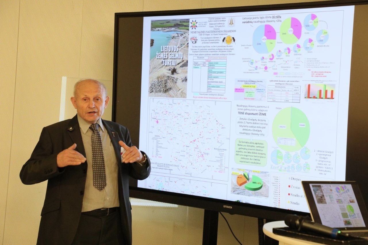 Dr. Ginutis Juozapavičius prie pirmojo pranešimų stendo