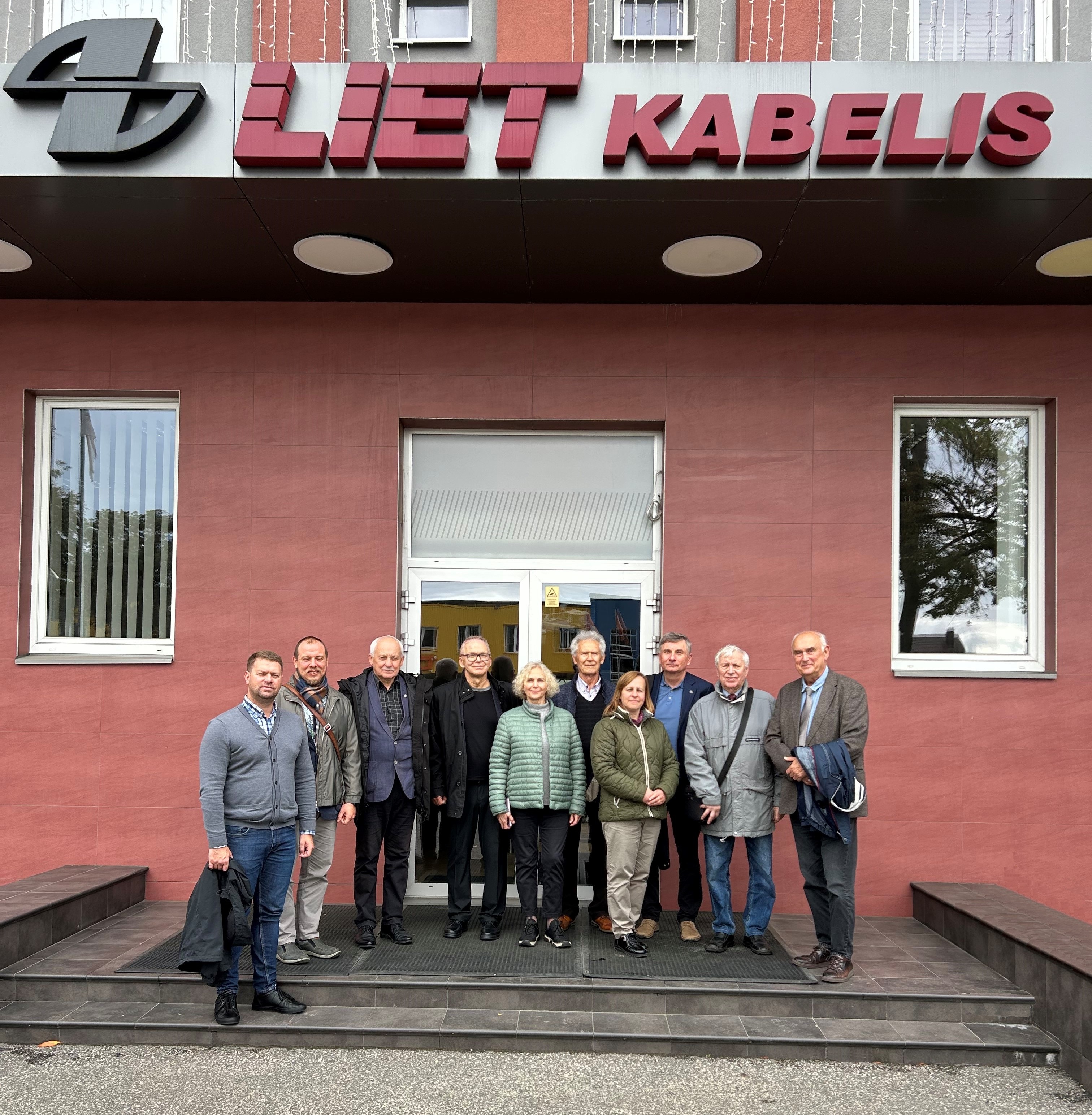Delegacijos nariai prie AB „Lietkabelis“ įėjimo.